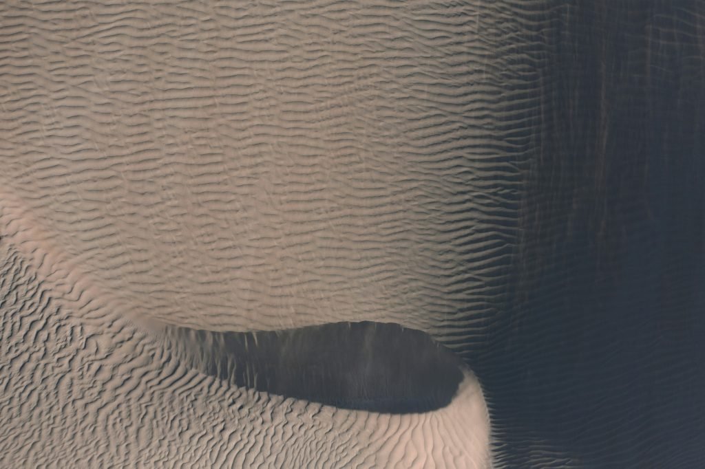 schwarz-weisse-socke-auf-weissem-textil-P-YJjtYlVB8