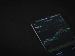 schwarzes-android-smartphone-auf-schwarzem-textil-3PyBkxgTiL0