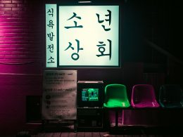 schwarzer-spielautomat-in-der-nahe-des-stuhls-Xvxu4Temztk