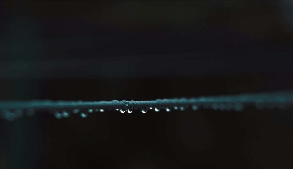 schwarzer-draht-mit-wassertropfen-DzFHpBKP83c