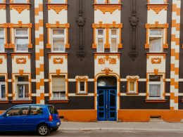 blaues-auto-vor-dem-gebaude-geparkt-NxWdBnFiikg