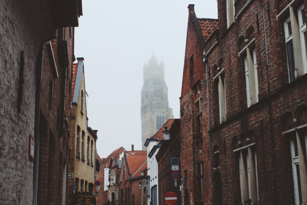 gebaude-aus-braunem-beton-8fKStn_MEV4