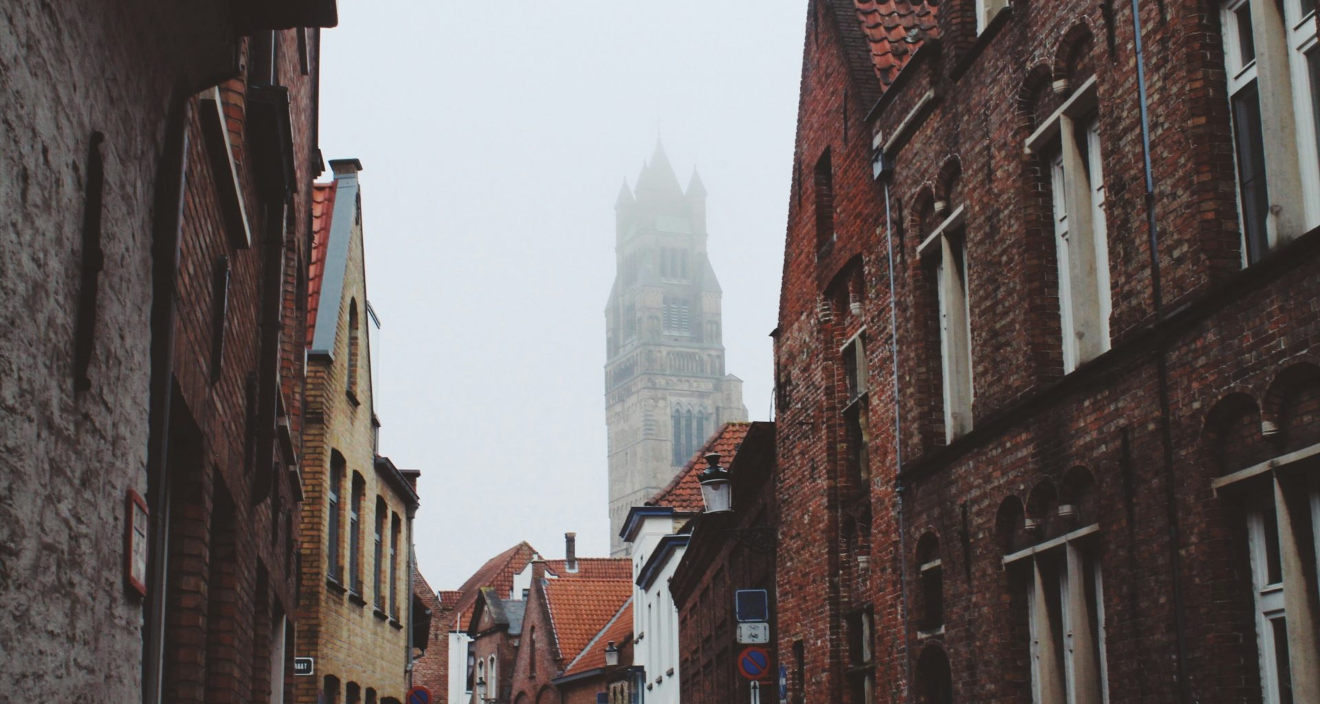 gebaude-aus-braunem-beton-8fKStn_MEV4