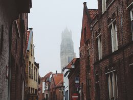 gebaude-aus-braunem-beton-8fKStn_MEV4