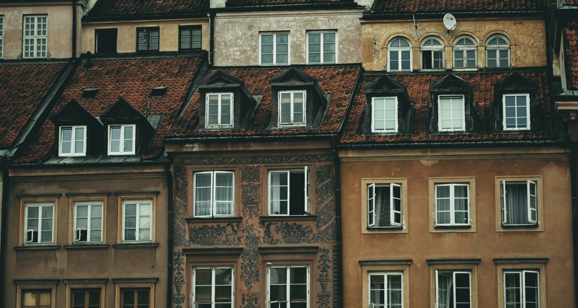 braune-betongebaude-unter-grauem-himmel-FjLqJY8HrPU