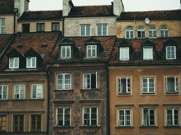 braune-betongebaude-unter-grauem-himmel-FjLqJY8HrPU