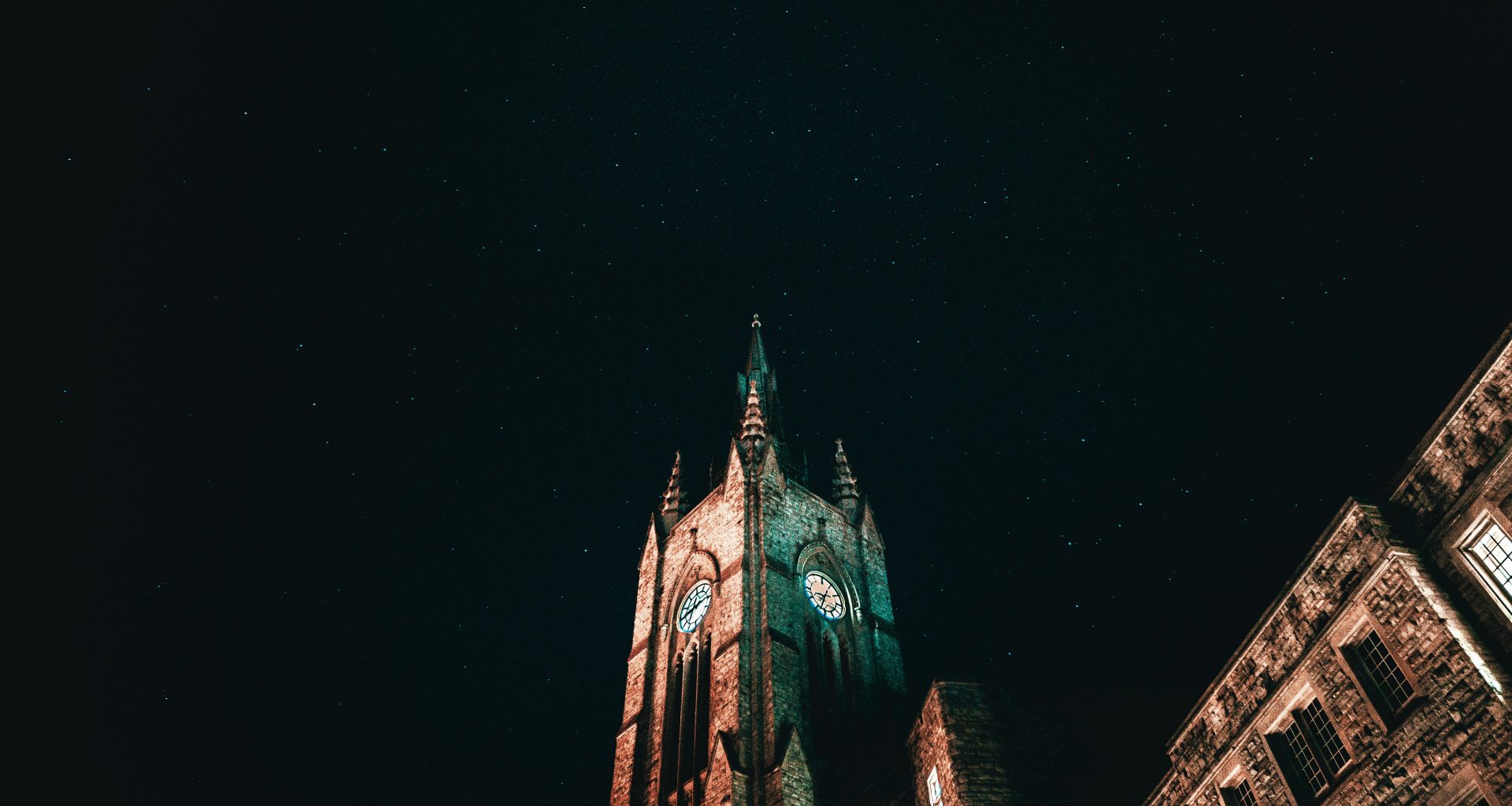 kathedrale-aus-braunem-beton-h8UuaaHFWlQ