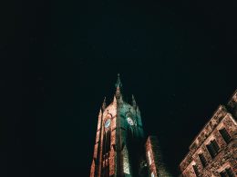 kathedrale-aus-braunem-beton-h8UuaaHFWlQ