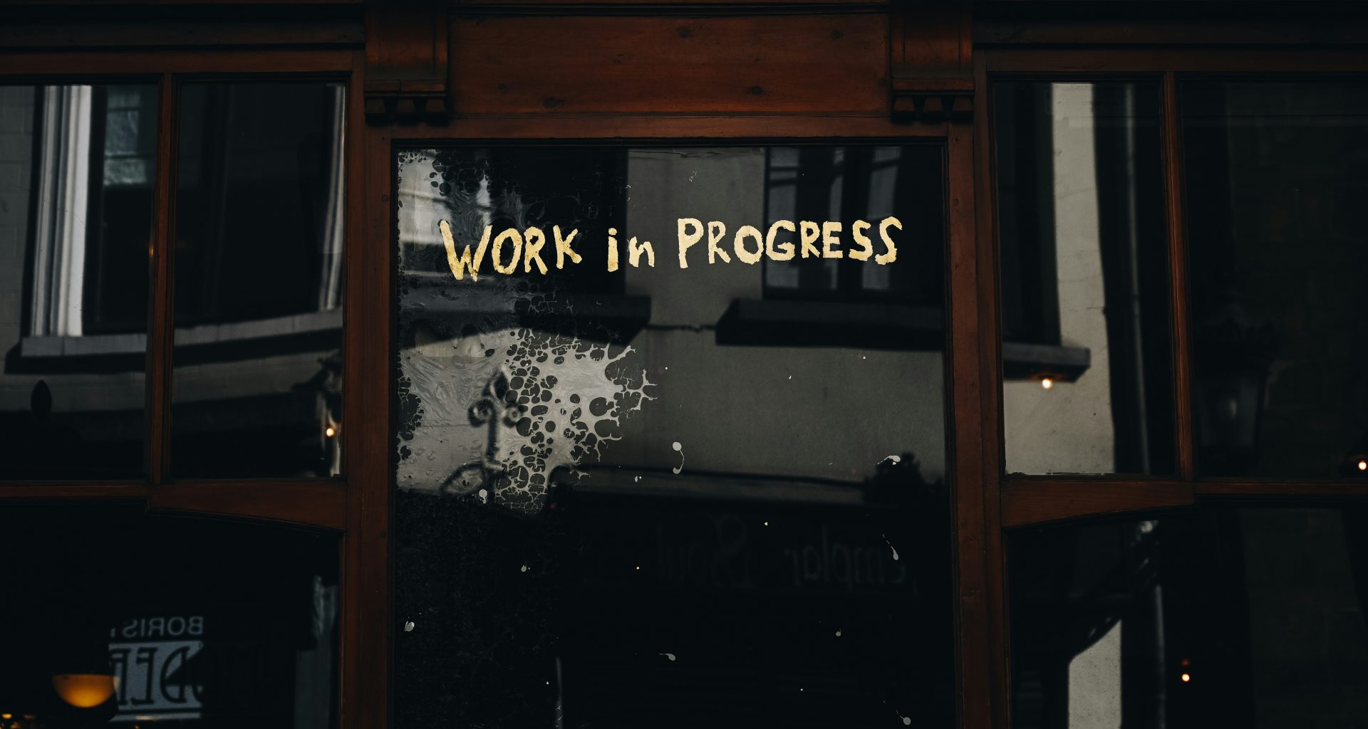 brauner-holzschrank-mit-spiegel-9DZY0mO98xU