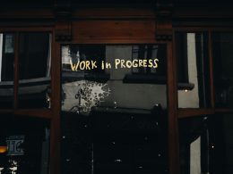 brauner-holzschrank-mit-spiegel-9DZY0mO98xU