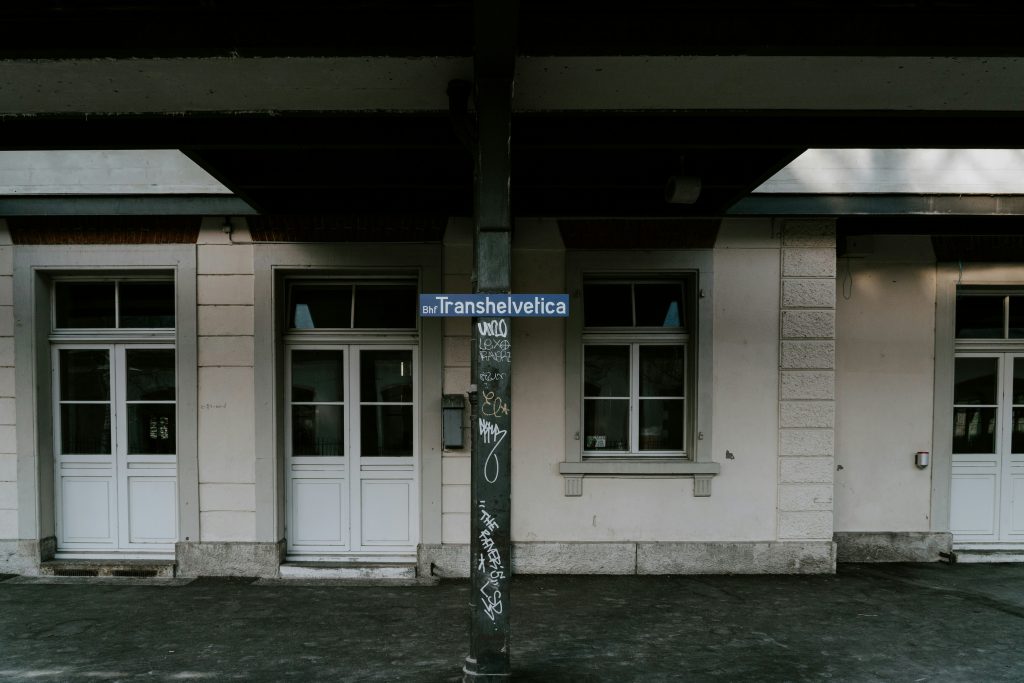 geschlossene-turen-AScfCG1mqtM