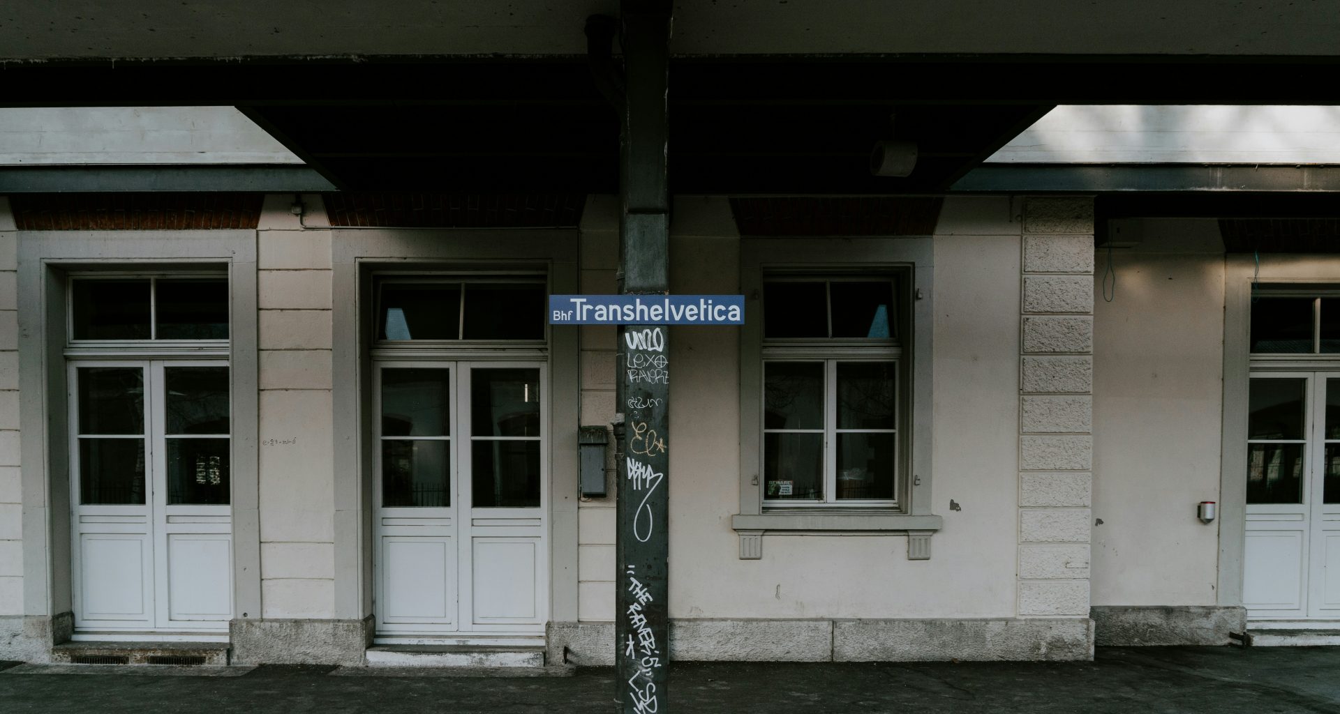 geschlossene-turen-AScfCG1mqtM