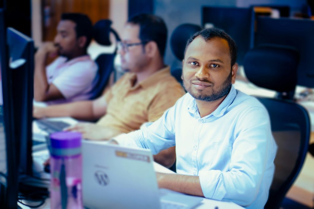 die-kollegen-sitzen-an-ihren-computern-und-konzentrieren-sich-auf-ihre-arbeit-YSqt5w7RDiw