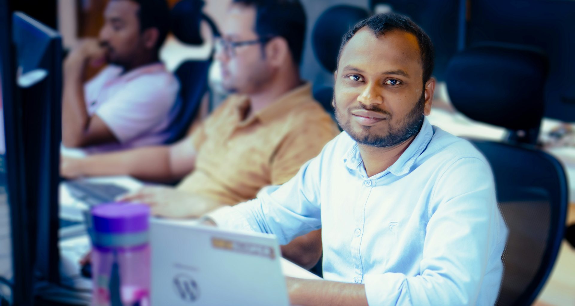 die-kollegen-sitzen-an-ihren-computern-und-konzentrieren-sich-auf-ihre-arbeit-YSqt5w7RDiw