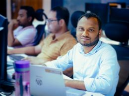 die-kollegen-sitzen-an-ihren-computern-und-konzentrieren-sich-auf-ihre-arbeit-YSqt5w7RDiw