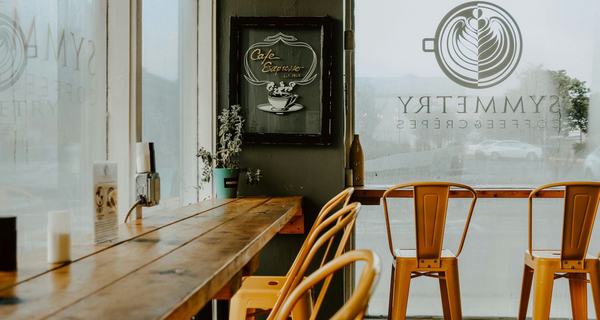 leerer-langer-holztisch-und-stuhle-im-zimmer-1t8go-nyVyE