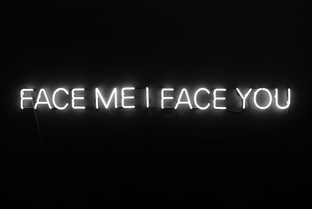 face-me-i-face-you-text-mit-schwarzem-hintergrund-ZM4TyOggk8Y