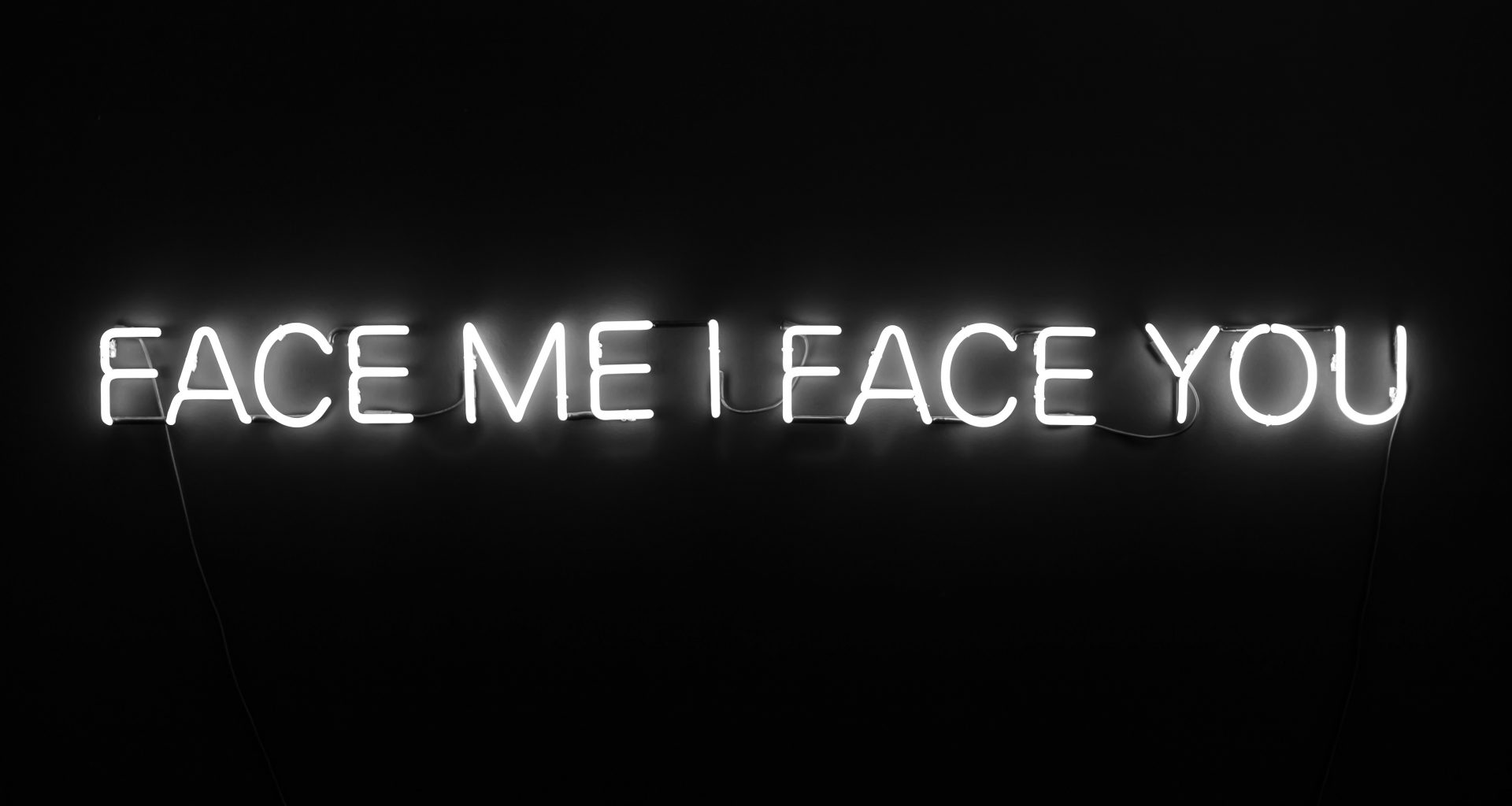 face-me-i-face-you-text-mit-schwarzem-hintergrund-ZM4TyOggk8Y