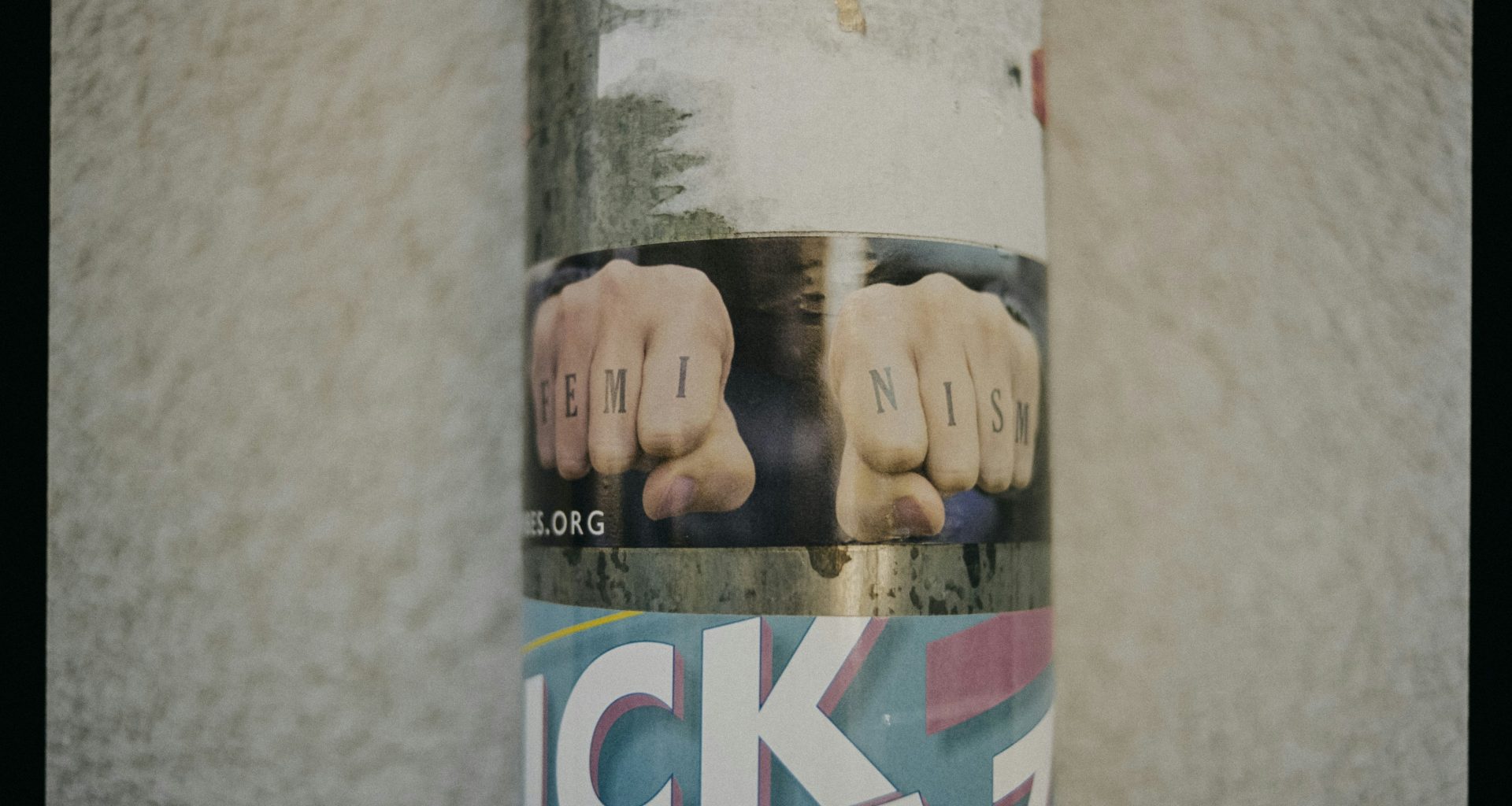 grau-und-blau-etikettierte-flasche-Qdz6p88TpdY