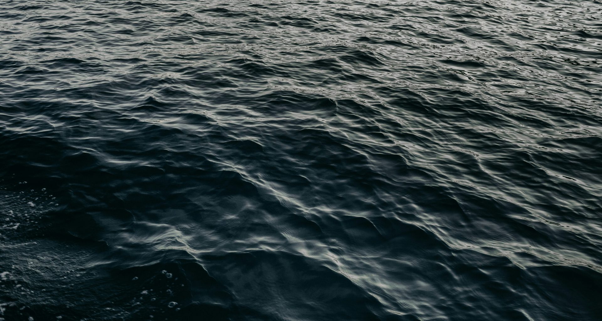 graues-ruhiges-gewasser-Y-rOXxk9Xes