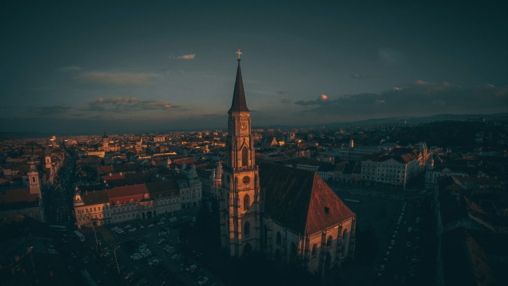 graue-betongebaude-bei-nacht-i1QwkDPmSLw