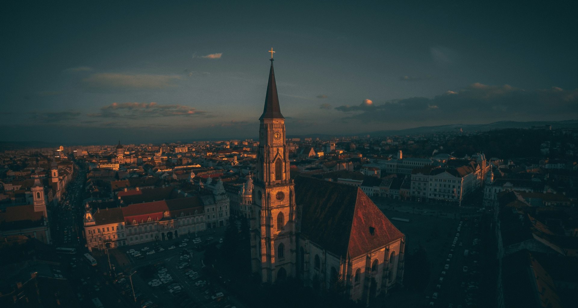 graue-betongebaude-bei-nacht-i1QwkDPmSLw