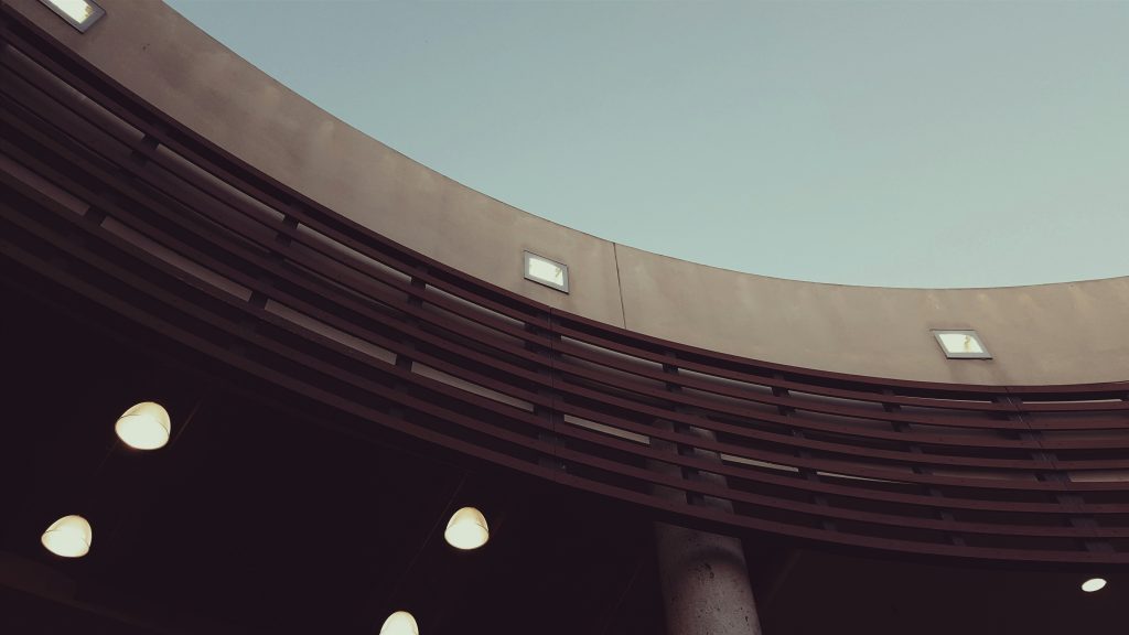 struktur-aus-grauem-beton-UZY7PCLu7Sg