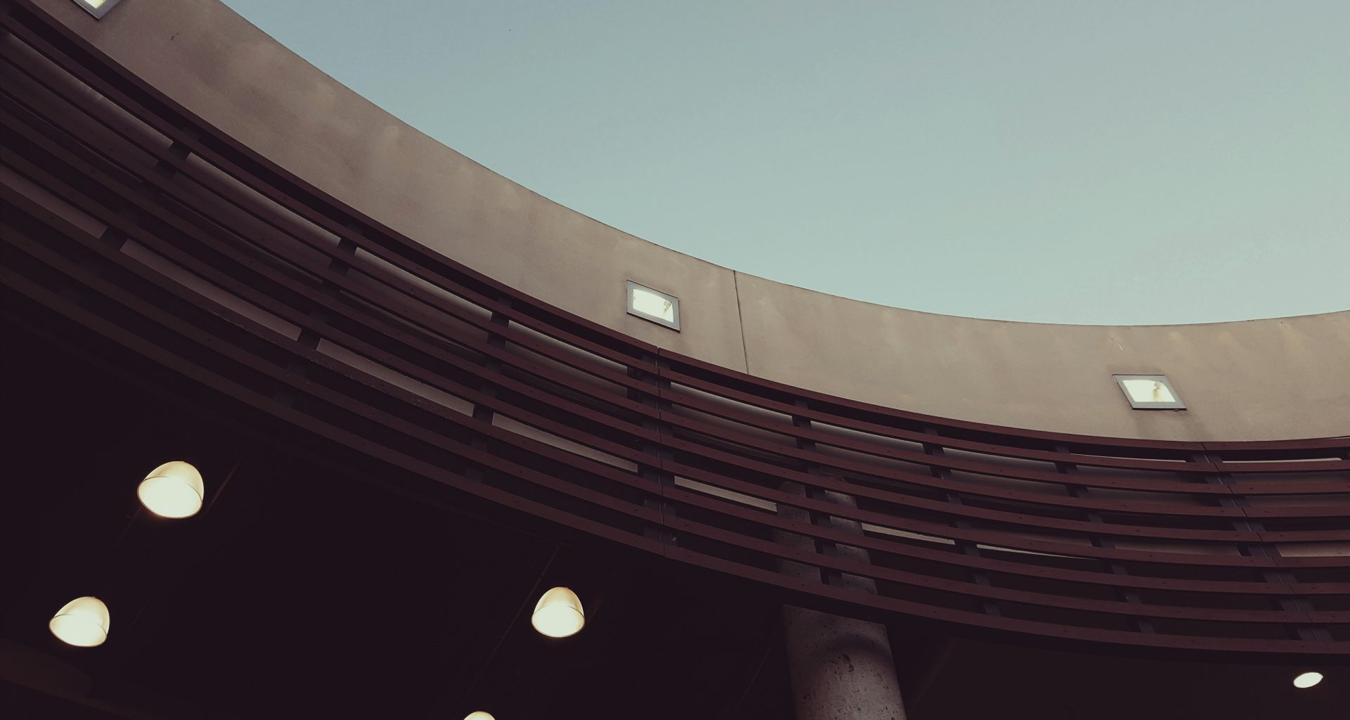 struktur-aus-grauem-beton-UZY7PCLu7Sg