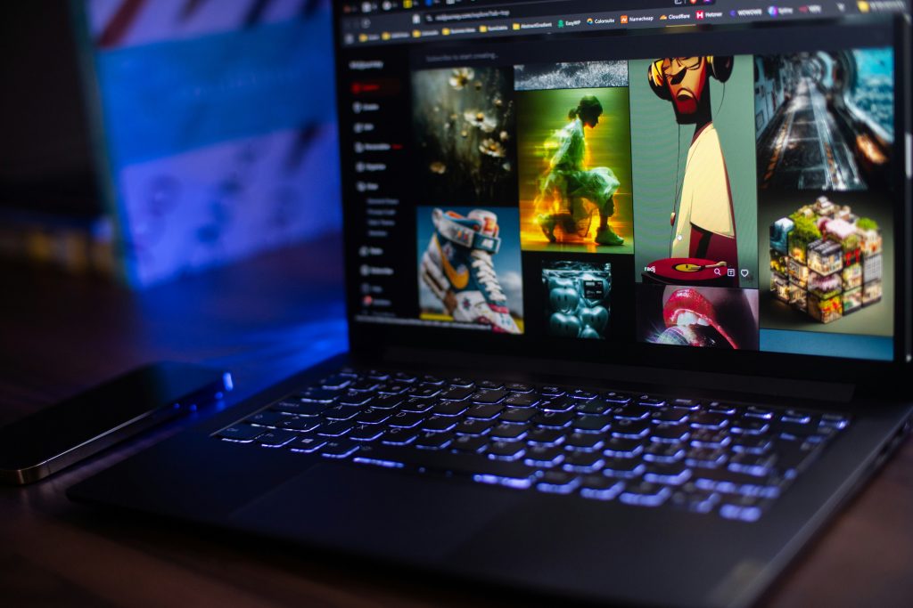 laptop-zeigt-einen-streaming-dienst-mit-filmoptionen-S92qZ5by3lA