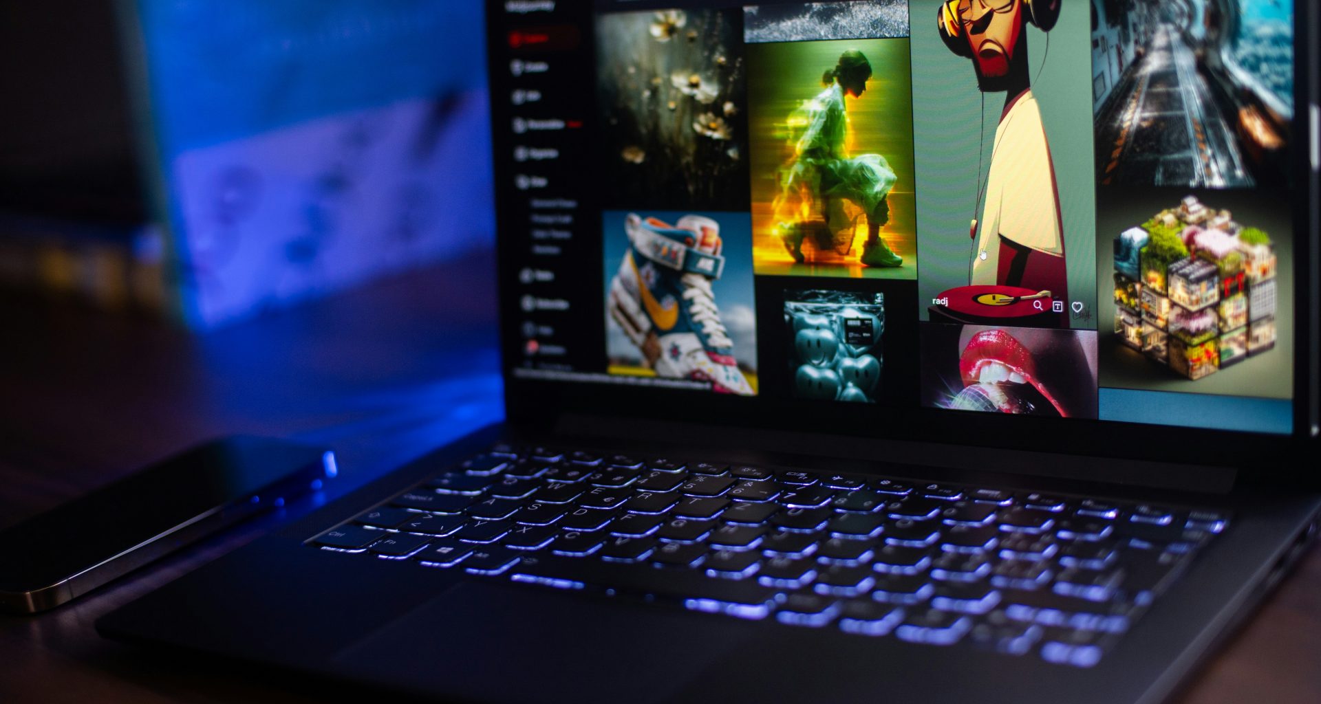 laptop-zeigt-einen-streaming-dienst-mit-filmoptionen-S92qZ5by3lA