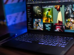 laptop-zeigt-einen-streaming-dienst-mit-filmoptionen-S92qZ5by3lA