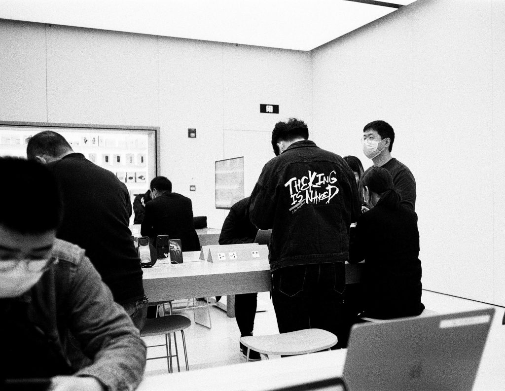 mann-in-schwarzem-kapuzenpulli-steht-neben-mann-in-schwarzer-jacke-Ks42NBqwDRI