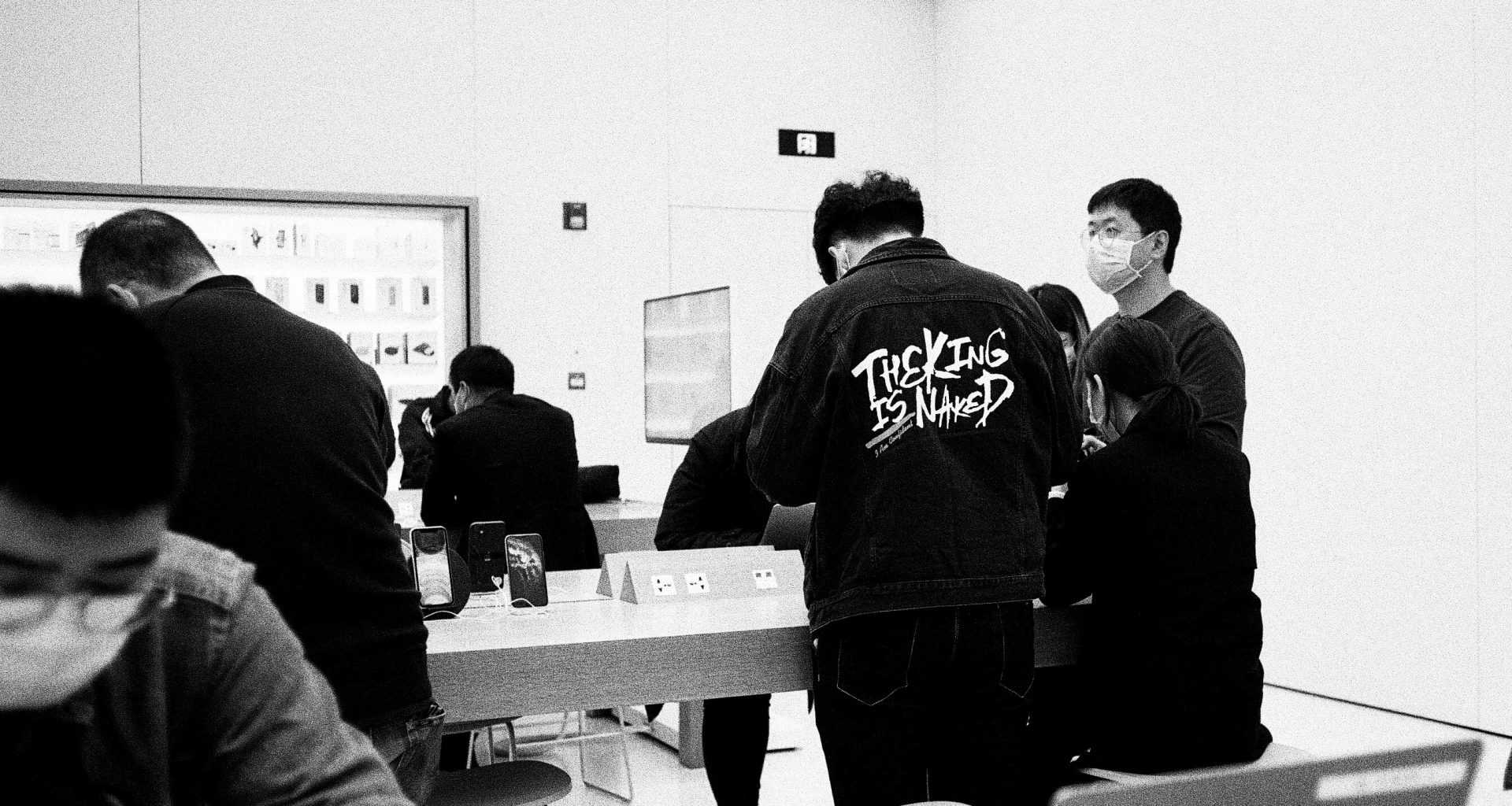 mann-in-schwarzem-kapuzenpulli-steht-neben-mann-in-schwarzer-jacke-Ks42NBqwDRI