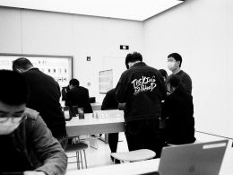 mann-in-schwarzem-kapuzenpulli-steht-neben-mann-in-schwarzer-jacke-Ks42NBqwDRI