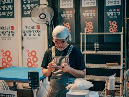 mann-in-weissem-hemd-und-gruner-schurze-mit-weisser-plastiktute-vi6vOuJ_iKs