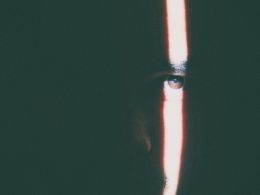 das-auge-des-mannes-wird-vom-sonnenlicht-erleuchtet-PnCcHbyOEBo