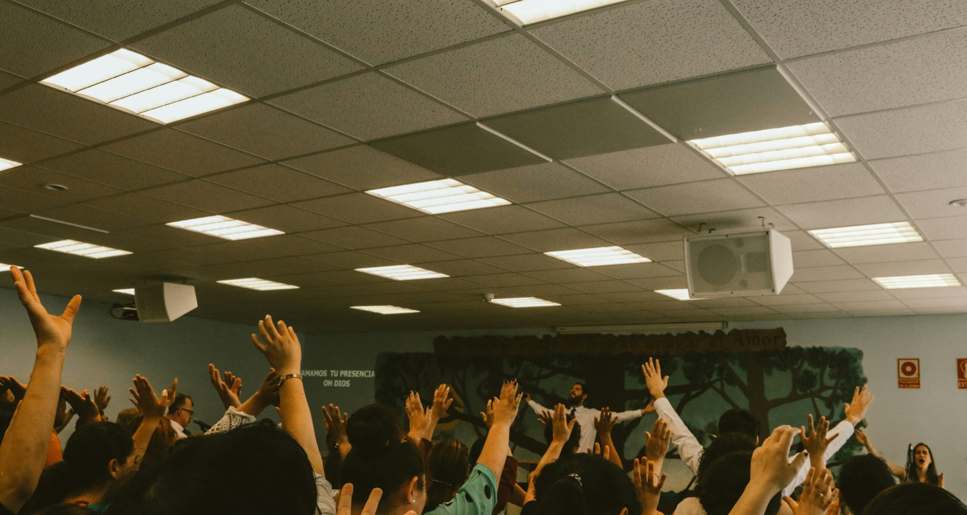 menschen-reichen-die-hand-im-raum-2Iu59VSOcEo