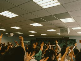 menschen-reichen-die-hand-im-raum-2Iu59VSOcEo