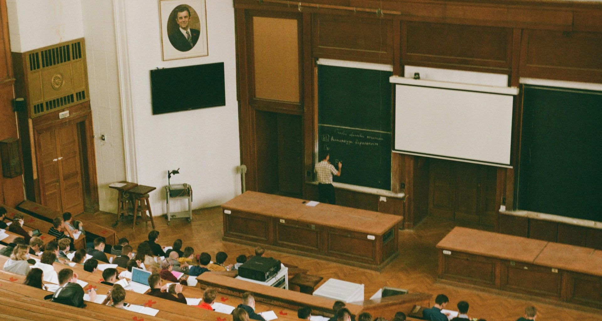 menschen-sitzen-auf-brauner-holzbank-phwRbHF6T8Q