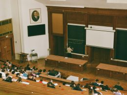 menschen-sitzen-auf-brauner-holzbank-phwRbHF6T8Q