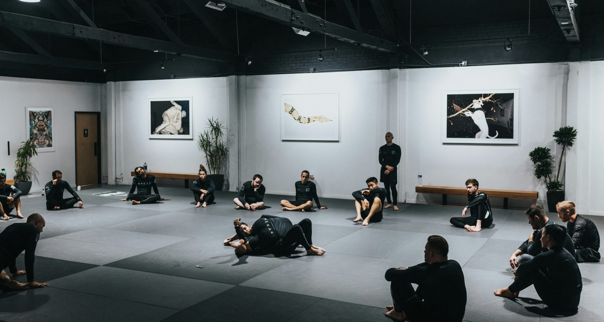 menschen-sitzen-auf-dem-boden-vor-weisser-wand-DT3bb-KDAus