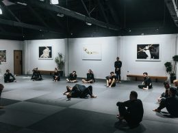 menschen-sitzen-auf-dem-boden-vor-weisser-wand-DT3bb-KDAus