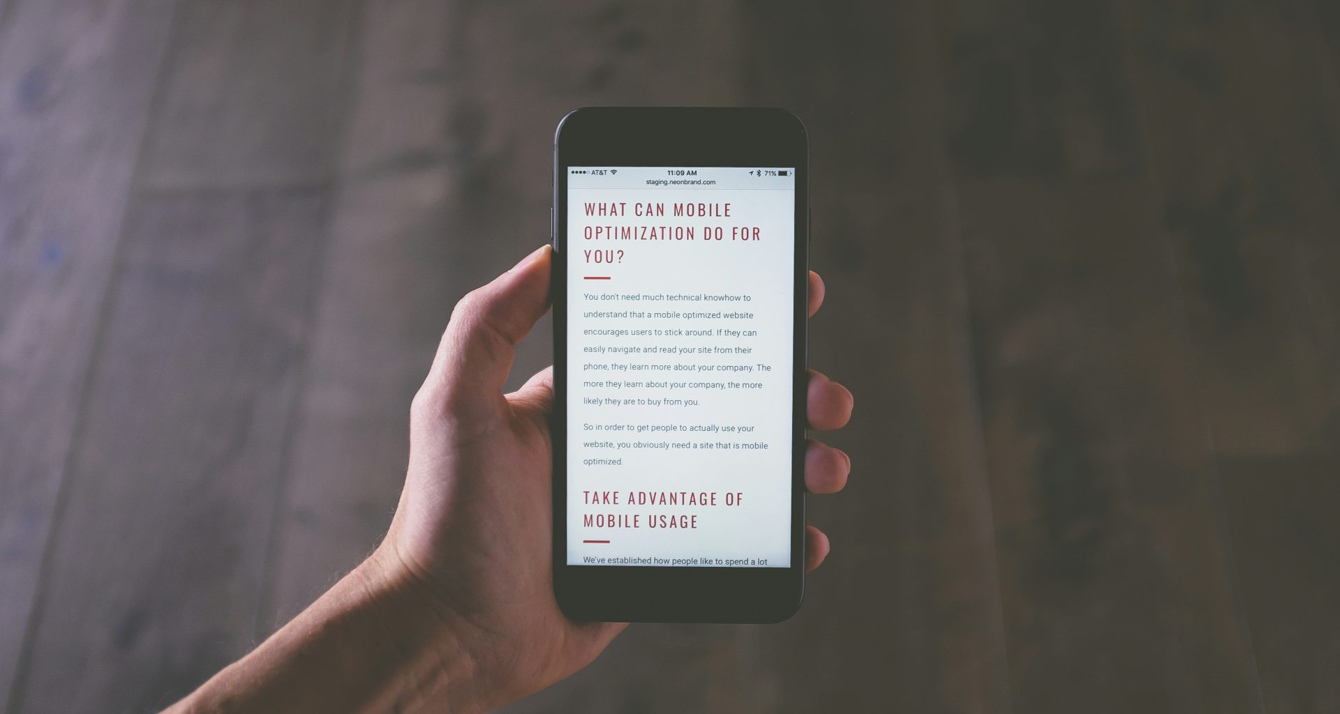 person-mit-leerzeichen-graues-iphone-LUgHXvLe_kM