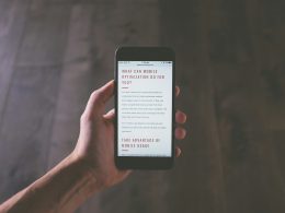 person-mit-leerzeichen-graues-iphone-LUgHXvLe_kM