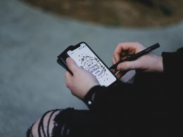 person-mit-leerzeichen-grau-iphone-x-xiqy2glnmf8