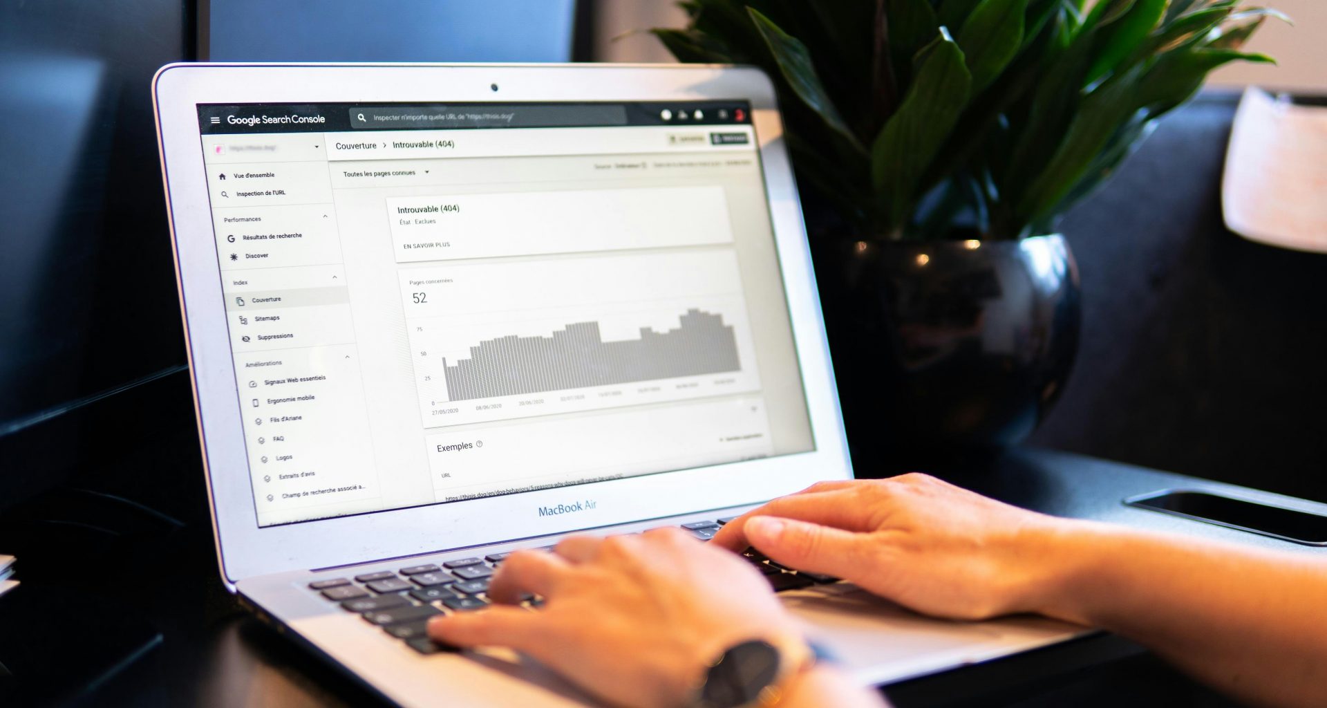 person-die-das-macbook-air-auf-einem-braunen-holztisch-benutzt-VCtI-0qlVgA