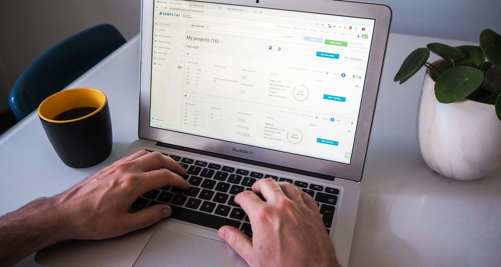 person-die-das-macbook-air-auf-einem-weissen-tisch-benutzt-CElY_ESswGU