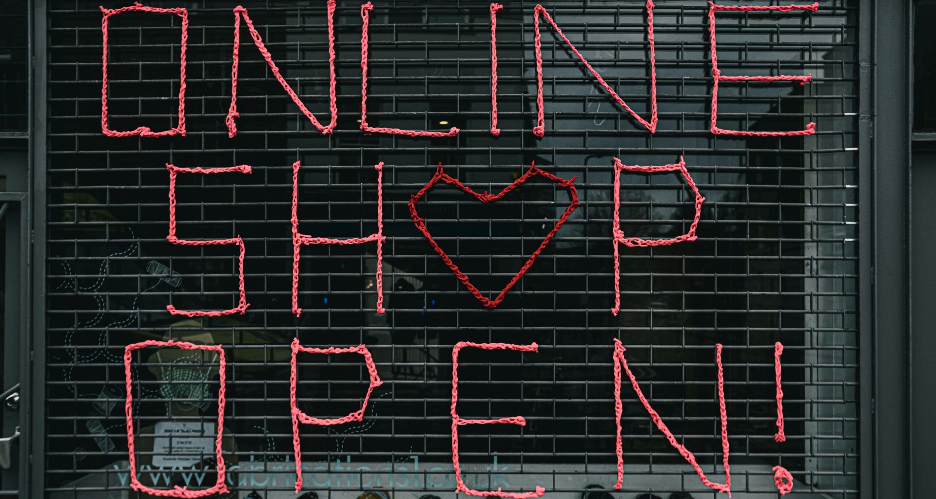 illustration-roter-und-weisser-linien-cYNp8un5QkI