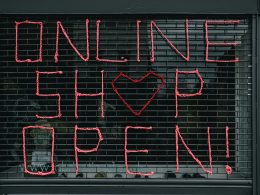 illustration-roter-und-weisser-linien-cYNp8un5QkI