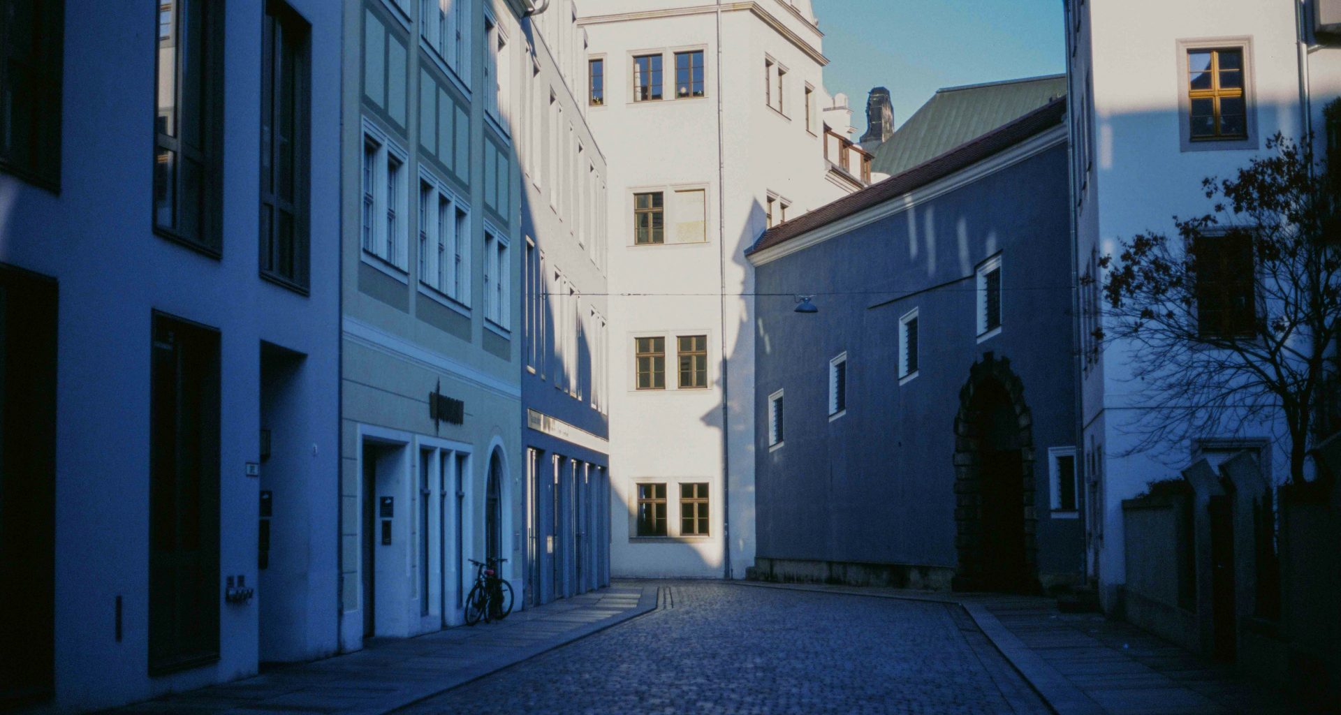 strasse-zwischen-bauwerken-2H4HtxsDSFQ